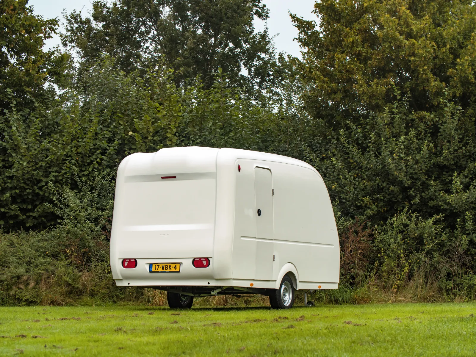 Model van een automerk in de hero van de website